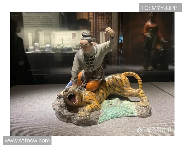 足球球星泥人雕塑艺术作品展现精彩瞬间，细腻工艺重现经典人物风采